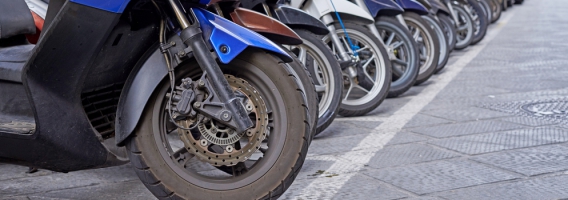Aprende a aparcar correctamente tu ciclomotor o moto en ciudad