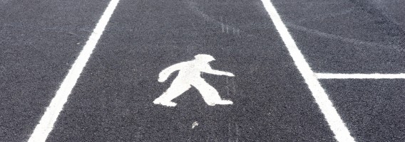 ¿Puede un peatón circular por una carretera sin arcén?