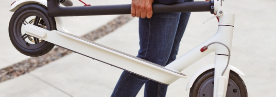 ¿Puedes viajar en avión con un patinete? ¿Es conveniente asegurarlo?
