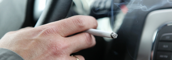 ¿Me pueden multar si estoy fumando en el coche?