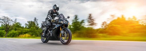 ¿Te interesa contratar un seguro a todo riesgo para tu moto?